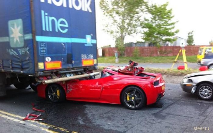 Залез на Ferrari под фуру (фото)