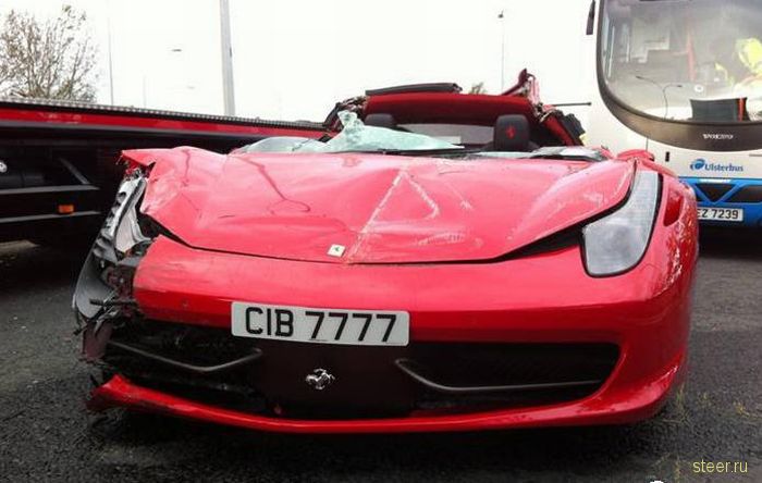 Залез на Ferrari под фуру (фото)