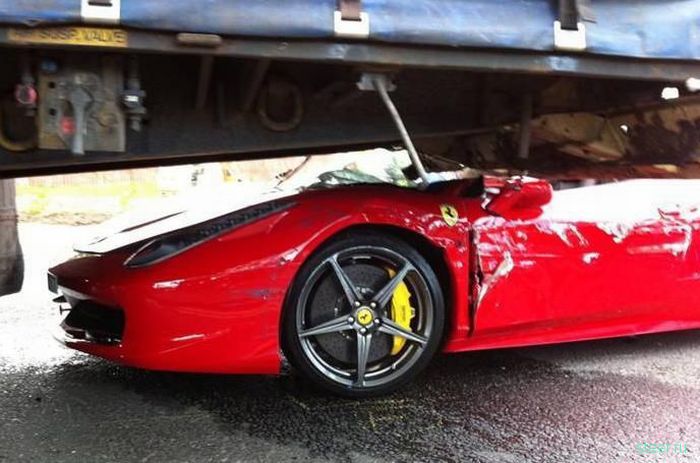 Залез на Ferrari под фуру (фото)