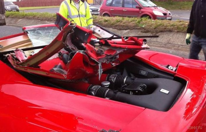 Залез на Ferrari под фуру (фото)