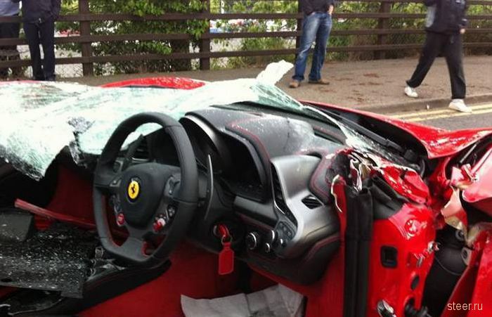Залез на Ferrari под фуру (фото)