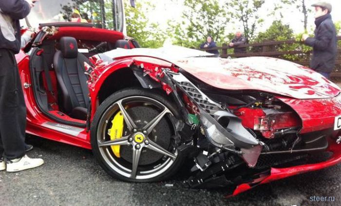 Залез на Ferrari под фуру (фото)
