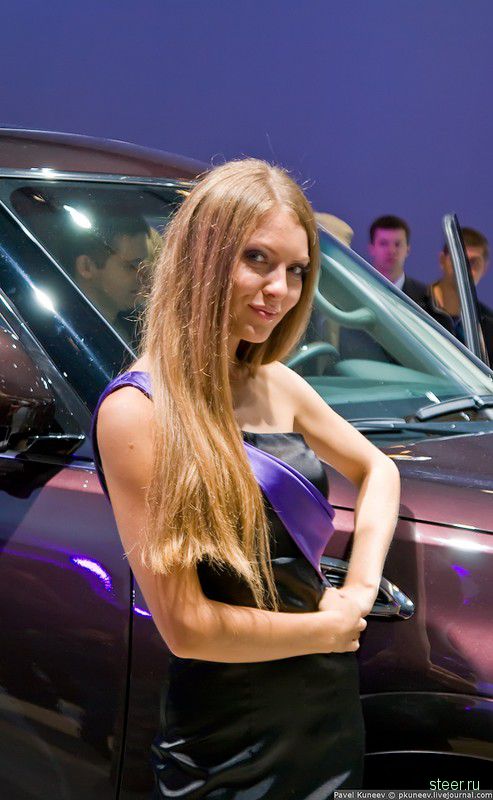 Девушки Московского автосалона 2010 : Авторские фото Павла Кунеева (фото)