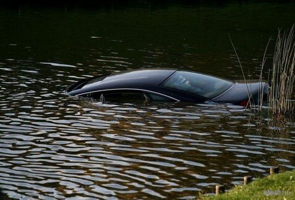 Девушка утопила свой Audi A6 в фонтане (фото)