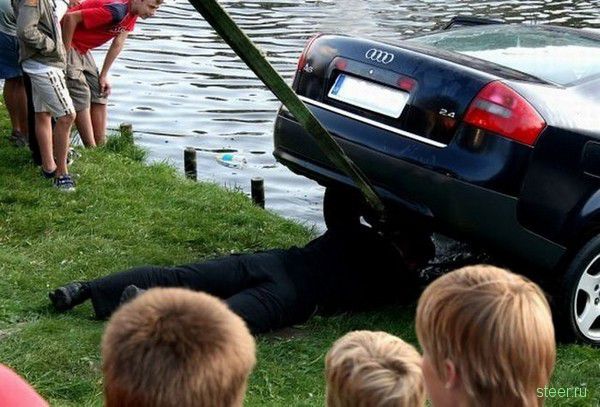 Девушка утопила свой Audi A6 в фонтане (фото)
